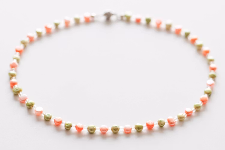 Grönt och orange pärlhalsband