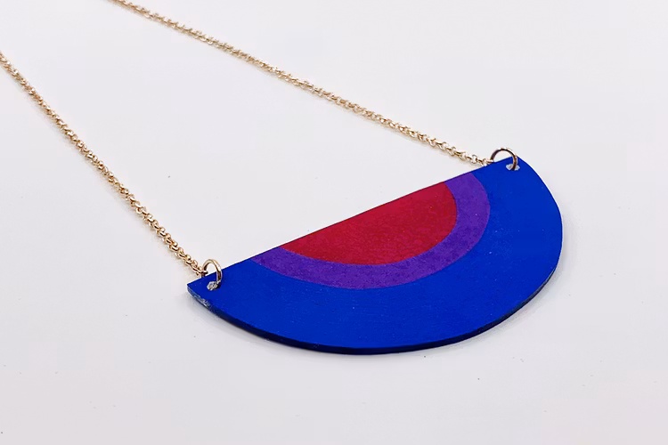 Handmålat halsband