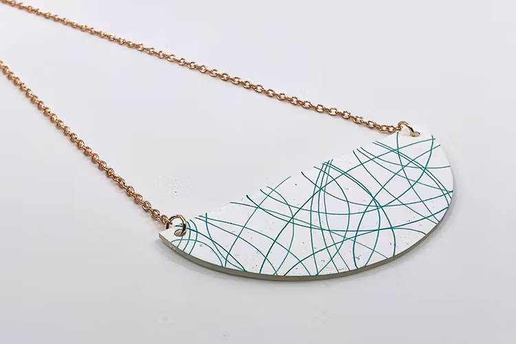 Handmålat halsband