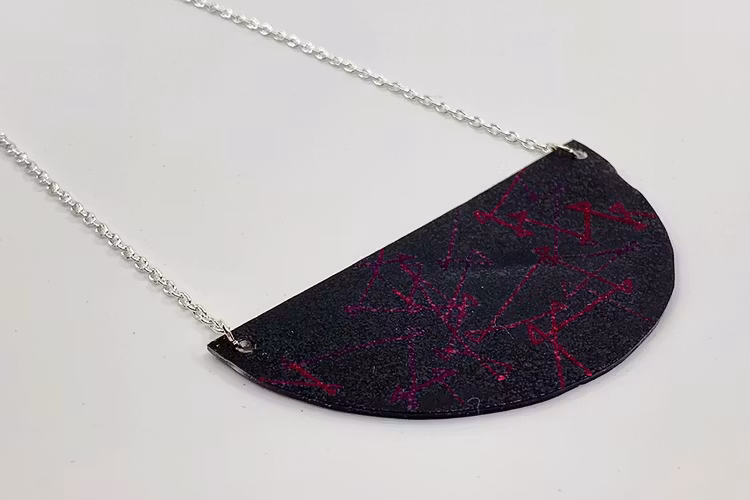 Handmålat halsband