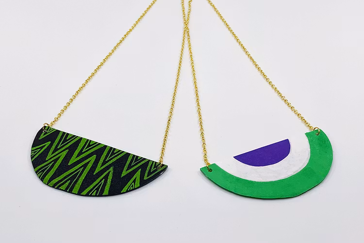Handmålat halsband