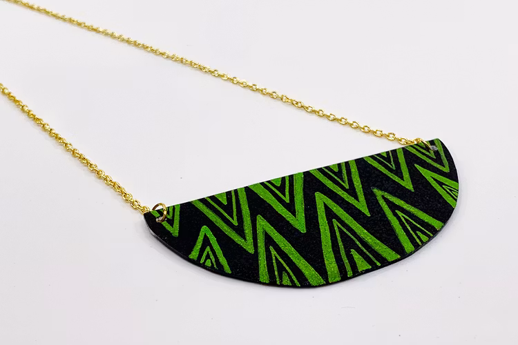 Handmålat halsband