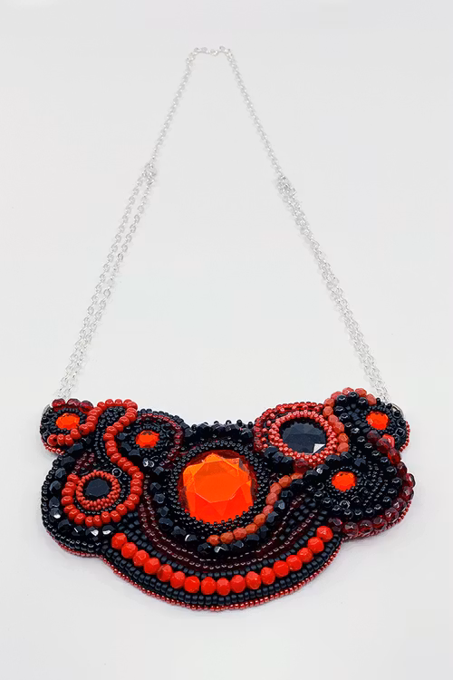 Pärlbroderat halsband i rött och svart