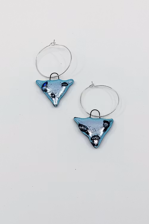 Örhängen av handgjort, silverfärgat, glas