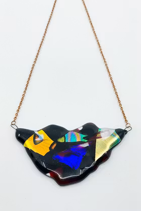 Halsband av handgjort glas