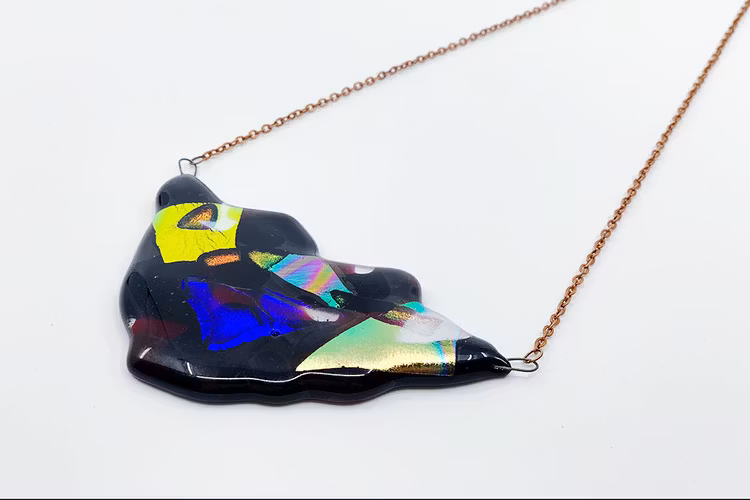Halsband av handgjort glas