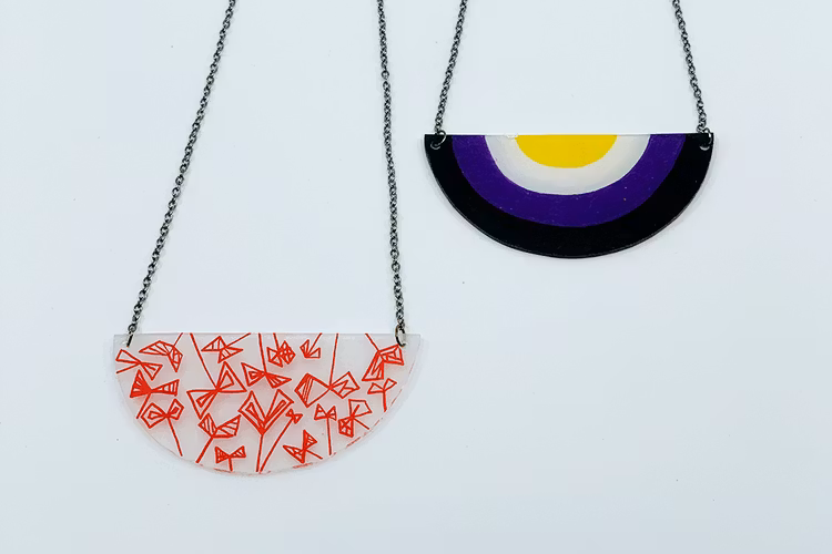 Handmålat halsband