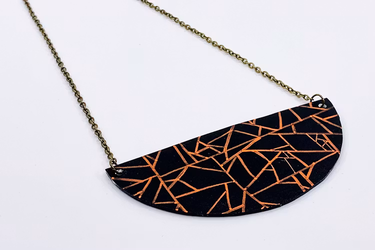 Handmålat halsband
