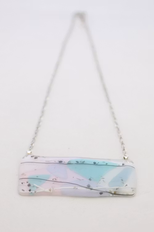 Halsband av handgjort glas i pastell