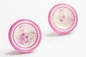 Vita och rosa knappar, örstickare