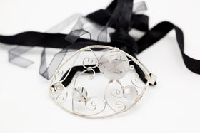 Armband av sten och metalltråd som knytes med tygband