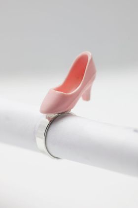 Högklackat i rosa, ring