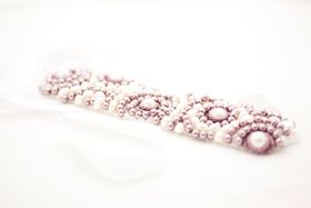 Pärlbroderad headpiece i lila och vitt