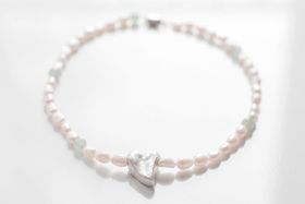 Silverhjärta på pärlhalsband