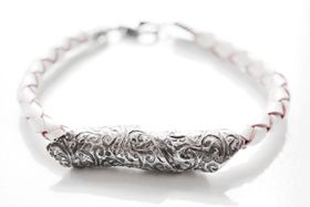 Handgjord, oxiderad silverpärla på armband av läder