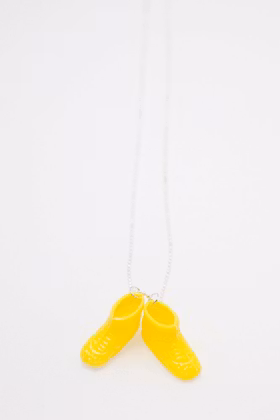 Sneakers i gult, halsband