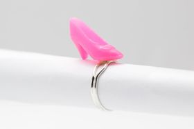Högklackat i rosa, ring