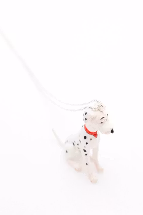 Dalmatinerhund på kedja