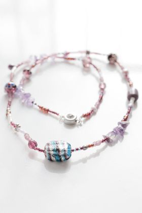 Lila pärlhalsband