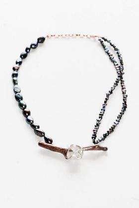 Kopparkvist med silverblomma på svart pärlhalsband