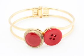 Röda och guldiga knappar, armband