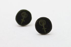 Guldiga och svarta örstickare, feminist