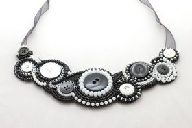 Pärlbroderat halsband i svart och vitt
