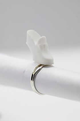 Högklackat i vitt, ring