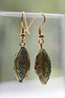 Gröna cloisonnepärlor, örhängen