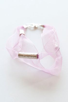 Organzaarmband med handgjorda silverpärlor