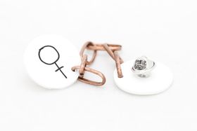 Feminist, kragbrosch
