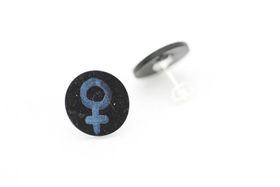 Blå och svarta örstickare, feminist
