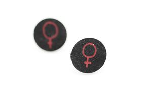 Röda och svarta örstickare, feminist