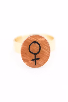 Bronsfärgad ring, feminist