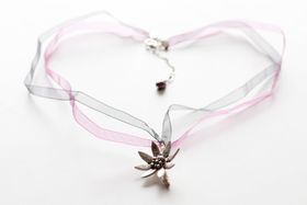 Oxiderad silverkvist med blomma på organzahalsband