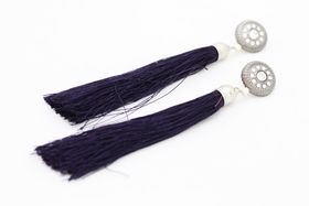 Silvriga knappar och tassels, kragbroscher