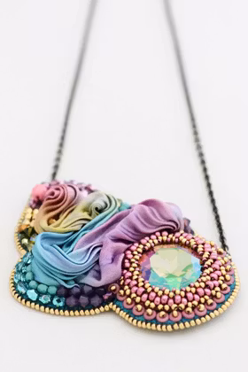 Pärlbroderat halsband med swarovski-kristall och shibori