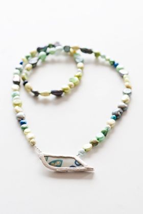 Retroporslin och silver på pärlhalsband