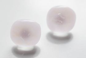 Örstickare av handgjort glas i rosa