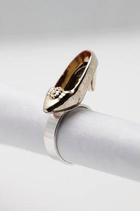 Högklackat i guld, ring