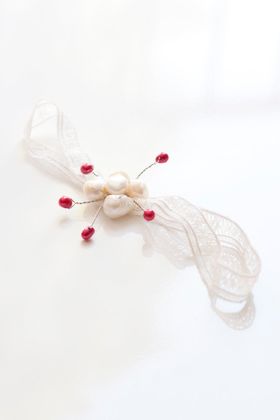 Headpiece i vitt och rosa på vintagespets