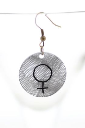 Feminist, örhänge