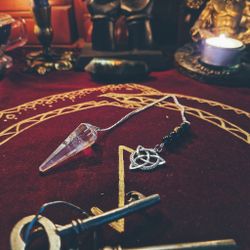 Pendel i Bergkristall Med Triquetra