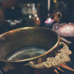 Gryta i Mässing med Blomsterhandtag