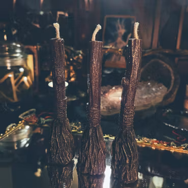 "Sweep Away"  Häxkvast - Ritualljus För Beskydd