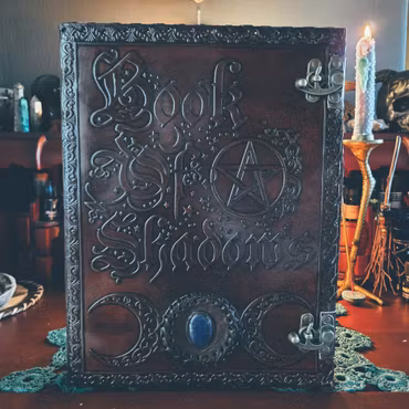 Stor Book of Shadows i Skinn