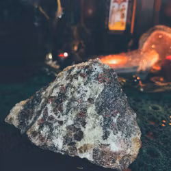 Röda Granater i Biotit från Sverige