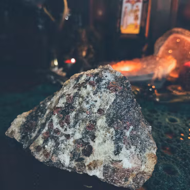 Röda Granater i Biotit från Sverige