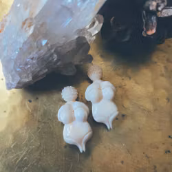 Amulett Gudinna i Snidade Ben