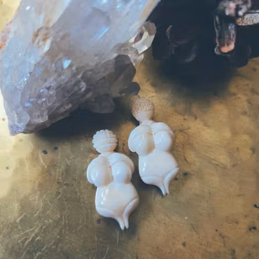 Amulett Gudinna i Snidade Ben